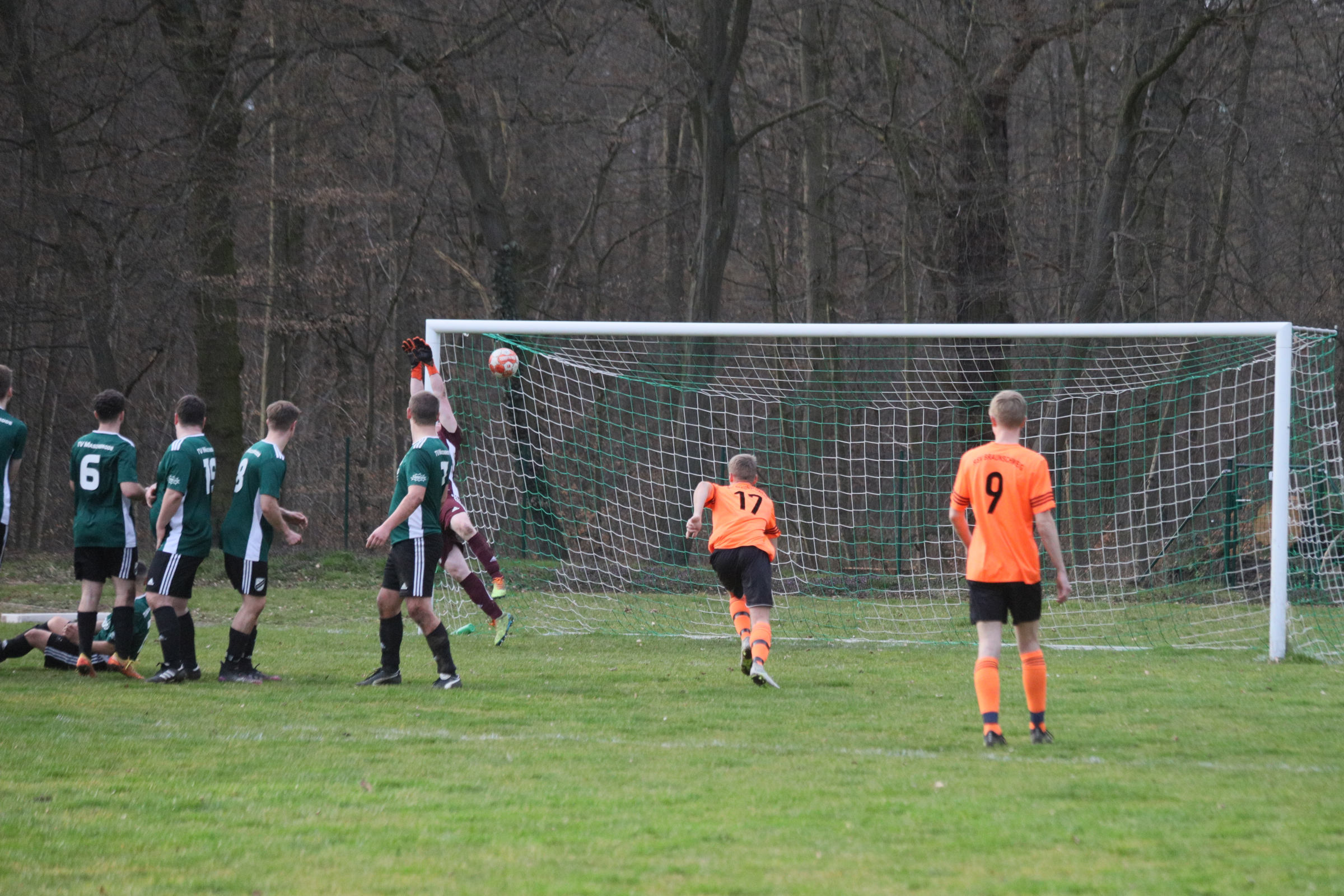 Suyo trifft per Freistoß zum 3:3