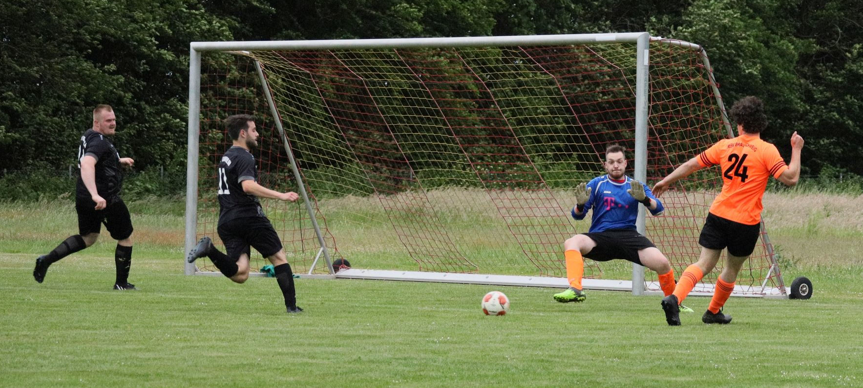 Joe passt in die Mitte und Linus schiebt ein zum Endstand von 0:4